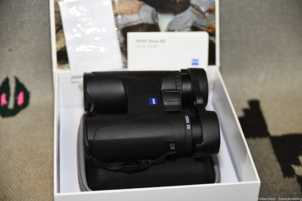Zeiss Terra Binoculars Brand NEW never used 10x32MM -img-2