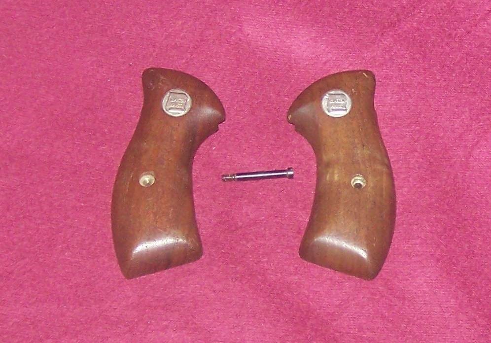 CHARTER ARMS UNDERCOVER GRIPS & GRIP SCREW 9 (38 SPECIAL)-img-1