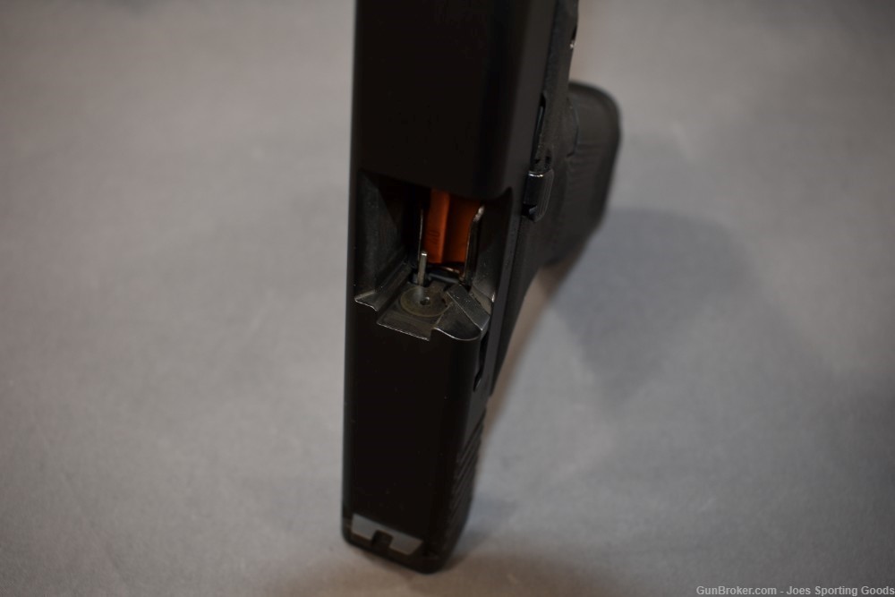 Glock 22 Gen 5 - .40 S&W Semi-Automatic Pistol w/ Factory Case & Manual-img-13