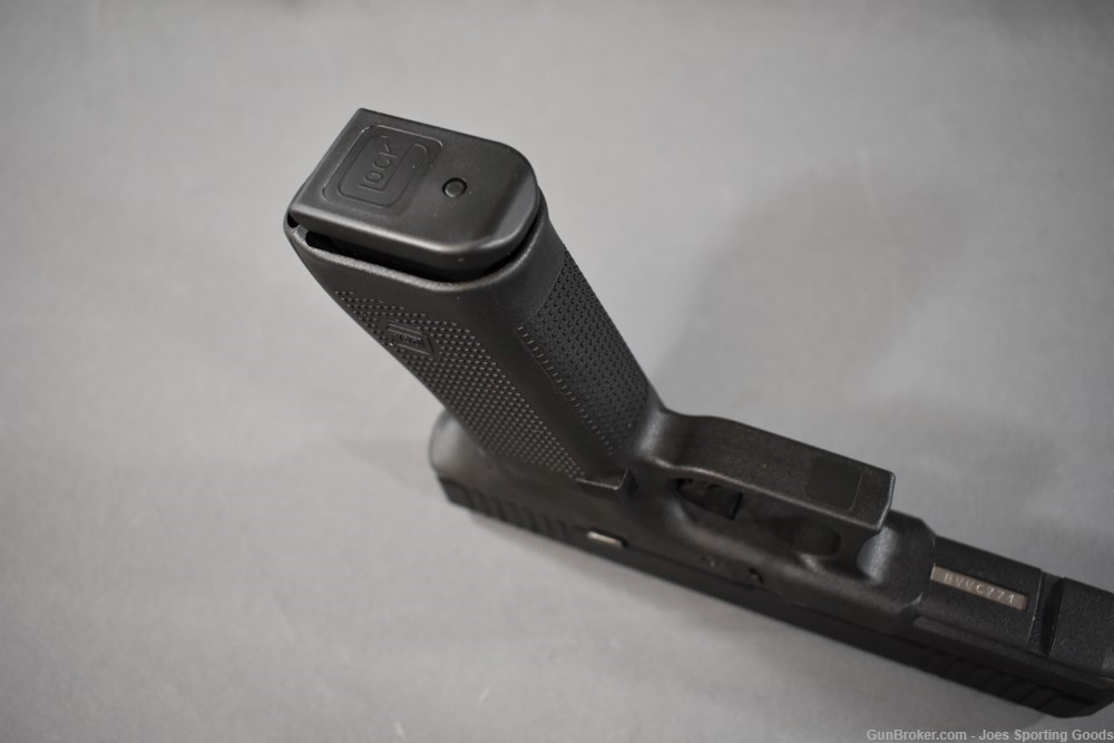 Glock 22 Gen 5 - .40 S&W Semi-Automatic Pistol w/ Factory Case & Manual-img-11