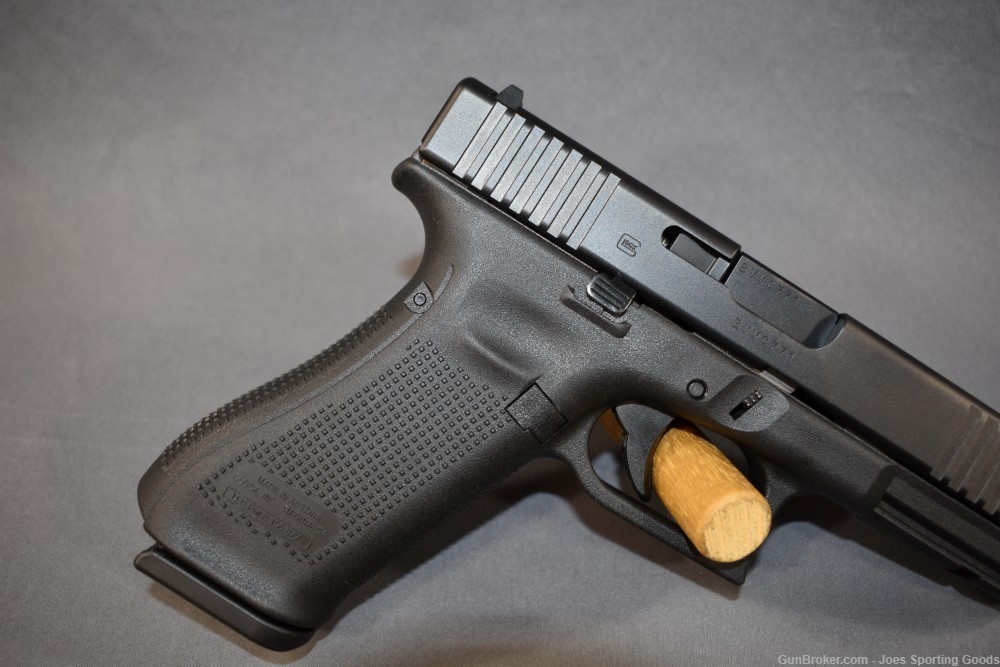 Glock 22 Gen 5 - .40 S&W Semi-Automatic Pistol w/ Factory Case & Manual-img-5