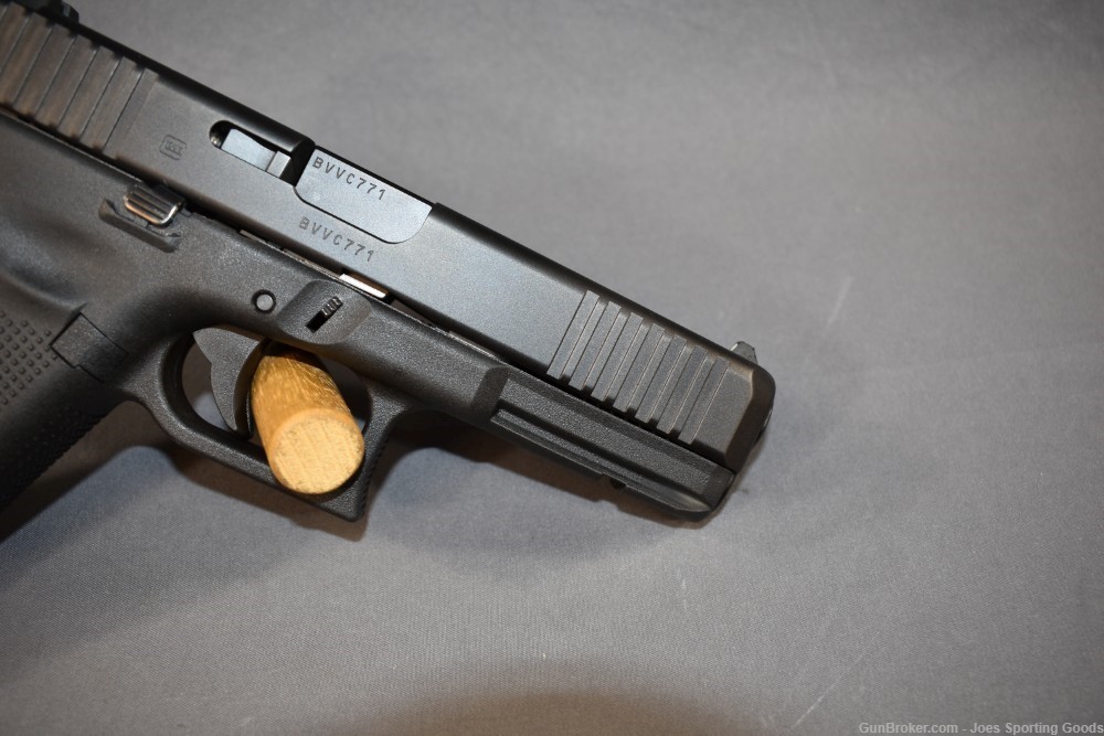 Glock 22 Gen 5 - .40 S&W Semi-Automatic Pistol w/ Factory Case & Manual-img-6