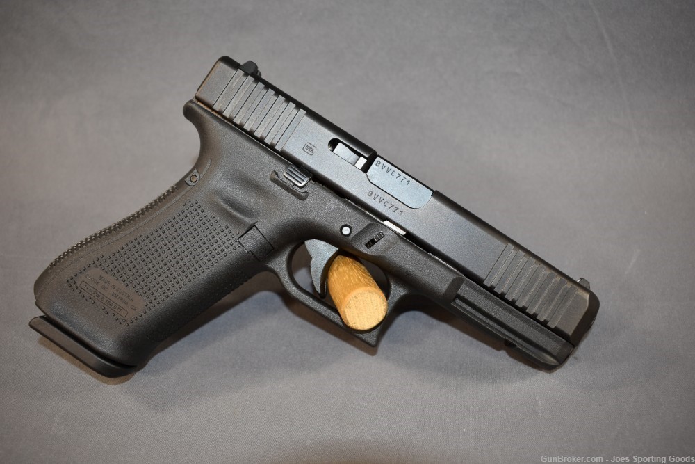 Glock 22 Gen 5 - .40 S&W Semi-Automatic Pistol w/ Factory Case & Manual-img-4