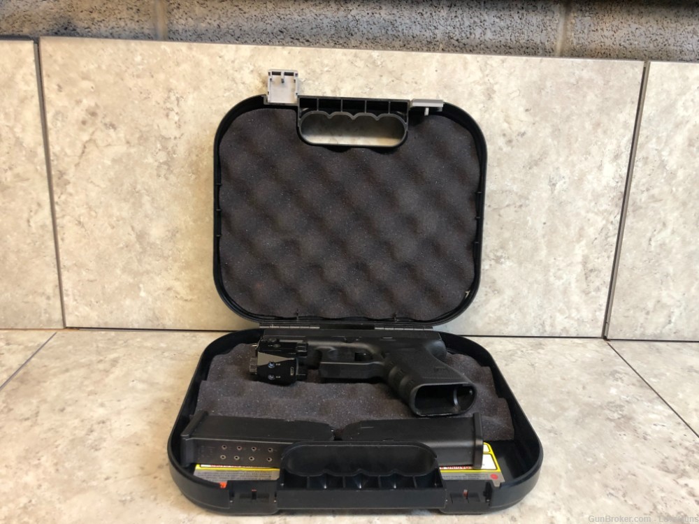 Glock 23 gen3 .40cal Pistol w/ 2 mags and flashlight-img-4