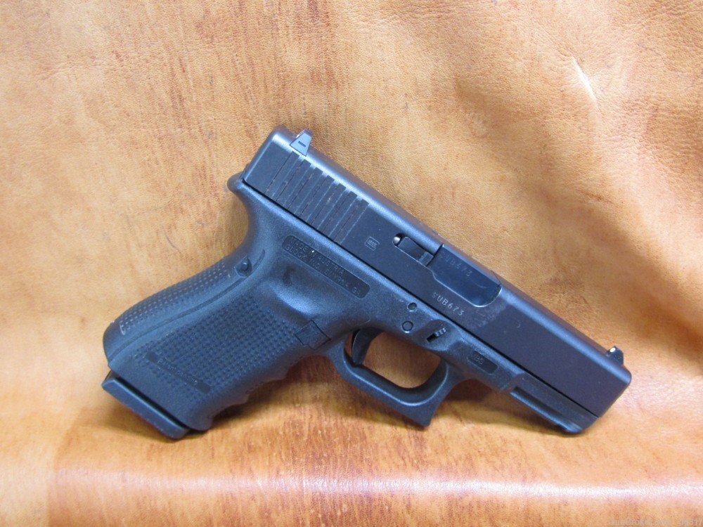 Glock 23 Gen 4 40 S&W Semi Auto Pistol 3x 13 RD Mags-img-1