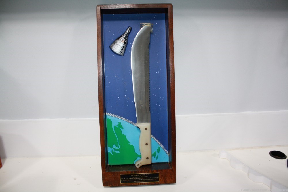 ORIGINAL 1966 W.R. Case & Sons Astronaut Knife; original display case-img-0