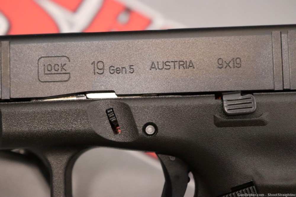 Glock G19 Gen5 9mm 4.02" w/ Case - Austrian Made --img-33