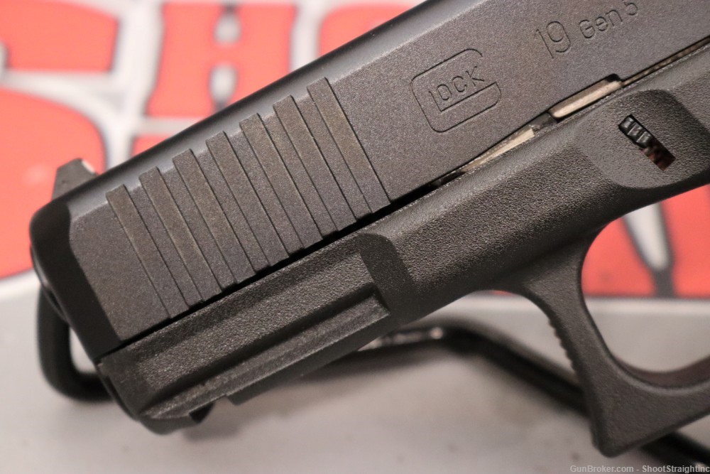 Glock G19 Gen5 9mm 4.02" w/ Case - Austrian Made --img-34