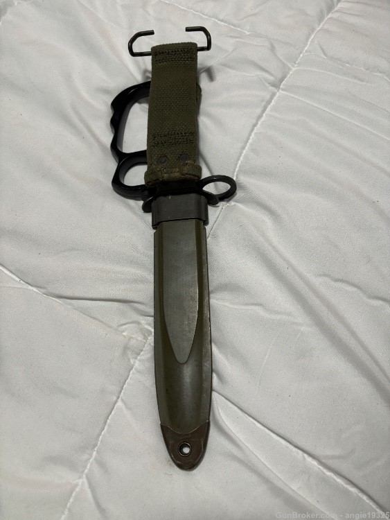 Ar 15  m16 M7 bayonet w knuckles and scabbard -img-0