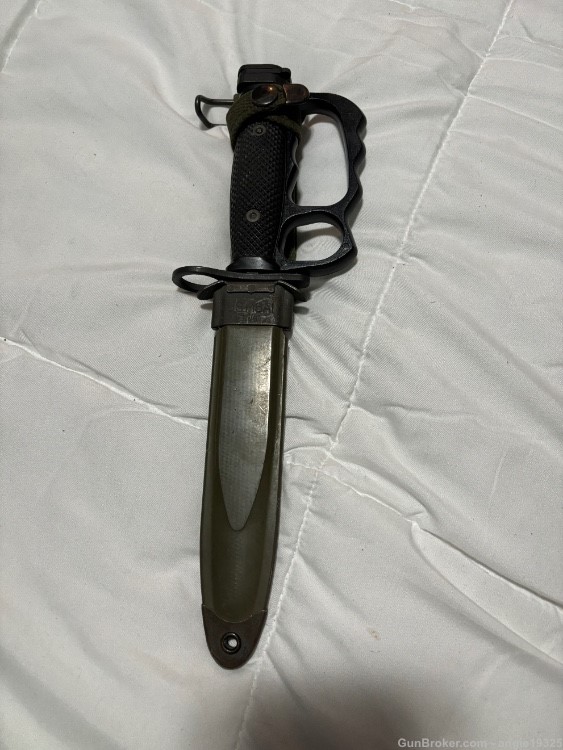 Ar 15  m16 M7 bayonet w knuckles and scabbard -img-1