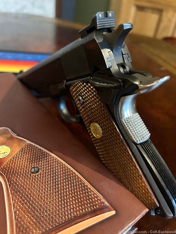 Colt 1911 Government Model Series 80 70 45 acp Walnut Grips + 4 extra mags -img-11