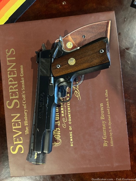 Colt 1911 Government Model Series 80 70 45 acp Walnut Grips + 4 extra mags -img-16