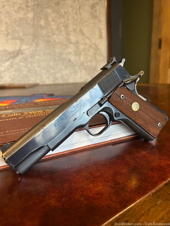 Colt 1911 Government Model Series 80 70 45 acp Walnut Grips + 4 extra mags -img-0