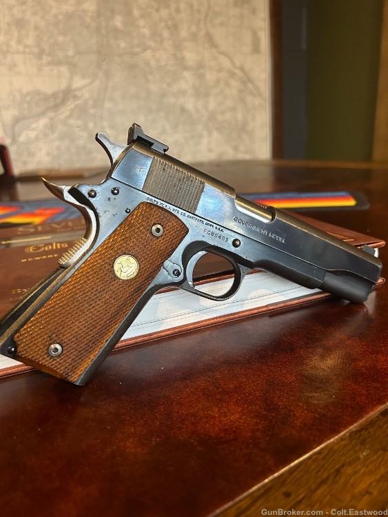 Colt 1911 Government Model Series 80 70 45 acp Walnut Grips + 4 extra mags -img-1