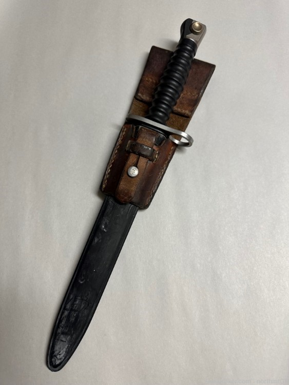 SWISS ARMY STG57 BAYONET WITH SCABBARD AND LEATHER FROG.-img-1
