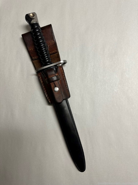SWISS ARMY STG57 BAYONET WITH SCABBARD AND LEATHER FROG.-img-2