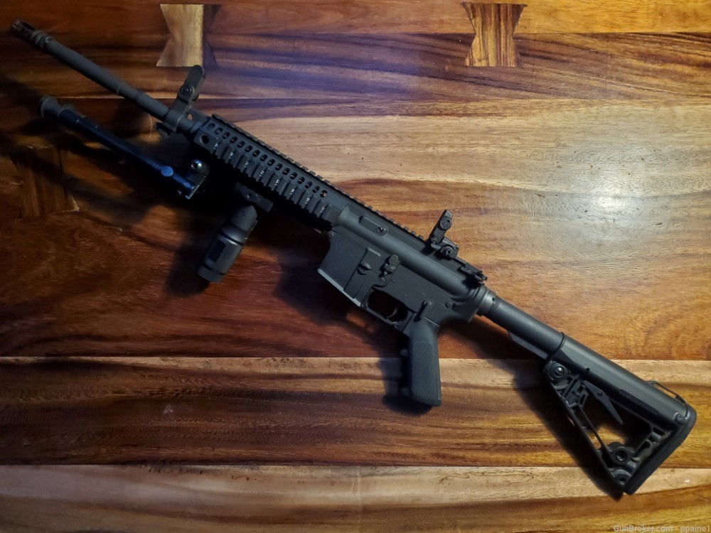 EXCELLENT COLT AR15 LE6940 .223/5.56 NATO W/ LIGHT AND BIPOD-img-0