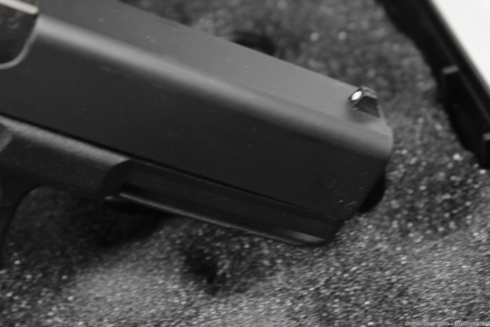 Glock 17 RTF2 Gen 3 9mm Semi Auto Full Size Pistol w/ Original Box-img-14