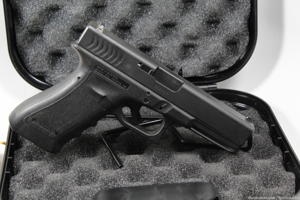 Glock 17 RTF2 Gen 3 9mm Semi Auto Full Size Pistol w/ Original Box-img-10