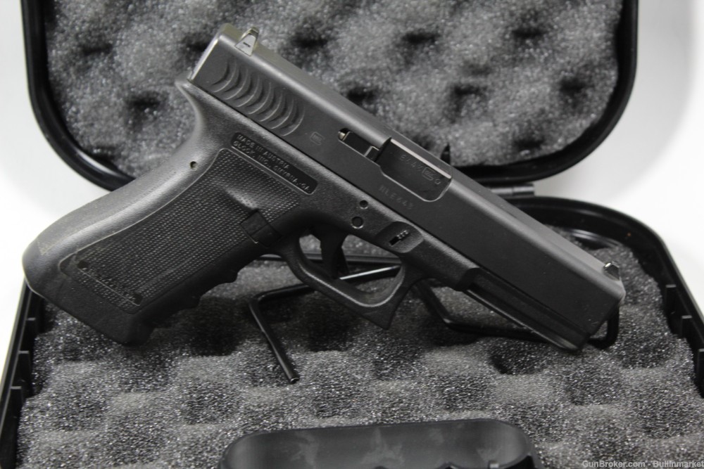 Glock 17 RTF2 Gen 3 9mm Semi Auto Full Size Pistol w/ Original Box-img-11