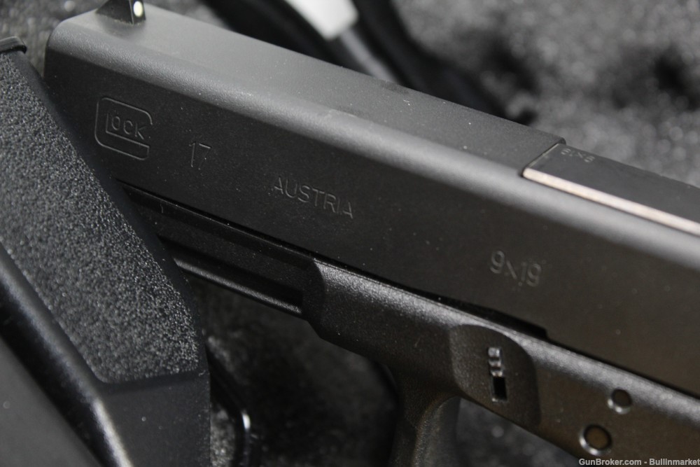 Glock 17 RTF2 Gen 3 9mm Semi Auto Full Size Pistol w/ Original Box-img-3