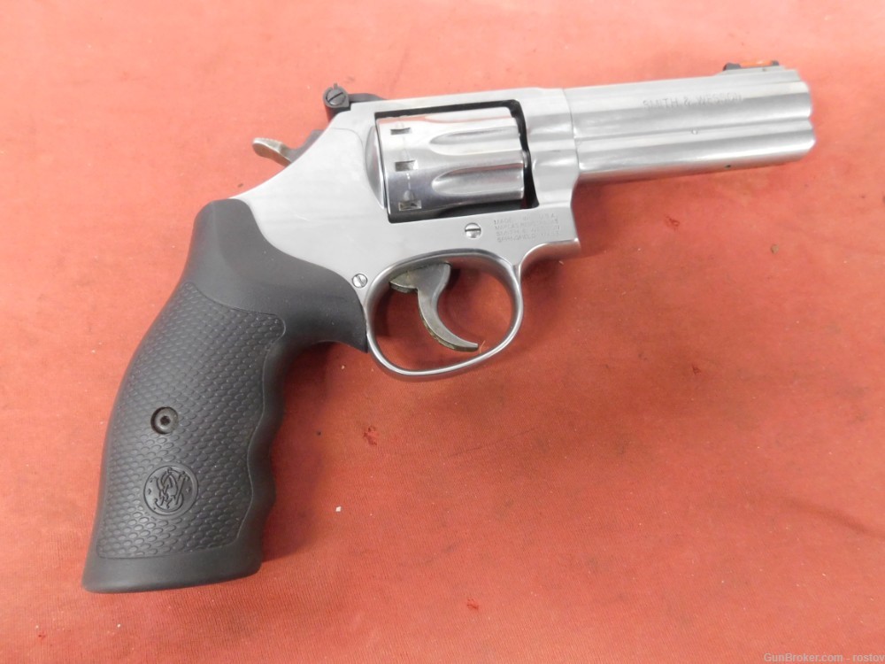 Smith & Wesson 617-6 22 LR-img-1