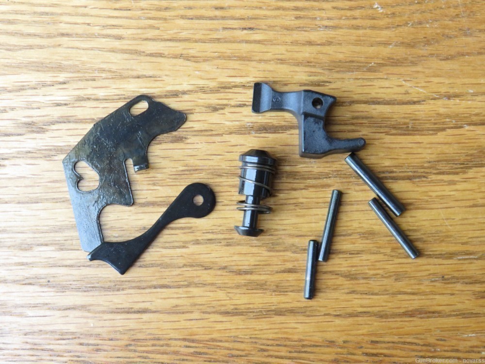 RUGER 10/22 BOLT LOCK, EJECTOR, MAGAZINE LATCH, MAG PLUNGER & PINS SET NEW-img-0