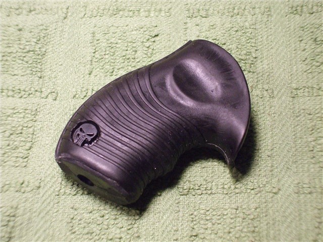 Taurus 605 and 85 Poly Protector Skull Grip Black-img-1