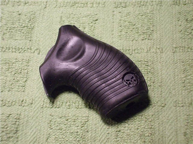 Taurus 605 and 85 Poly Protector Skull Grip Black-img-0