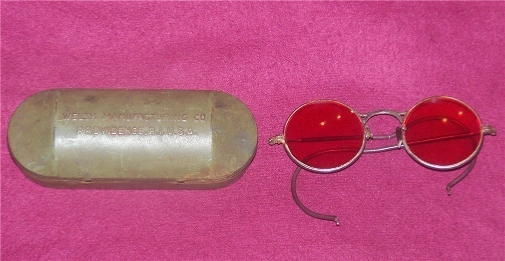WW2 WELSH AVIATOR/MOT0RCYCLE GLASSES & METAL CASE-img-1
