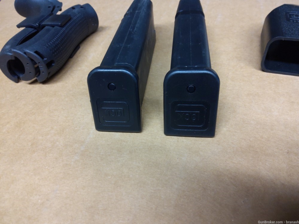 Glock Pistol Magazines 2-15rd .40S&W, Grip Inserts and Loader-img-3