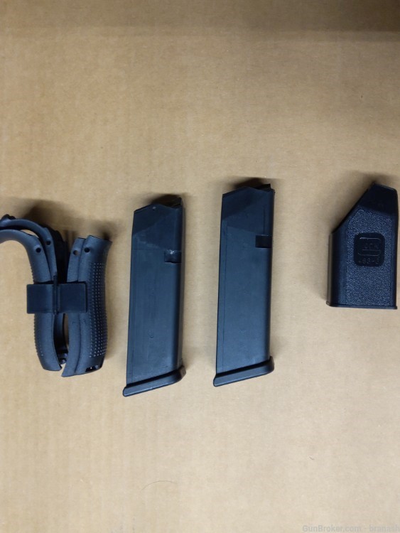 Glock Pistol Magazines 2-15rd .40S&W, Grip Inserts and Loader-img-1
