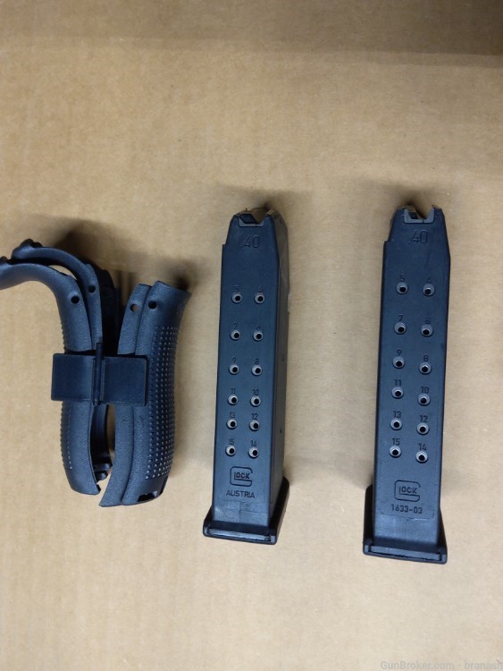 Glock Pistol Magazines 2-15rd .40S&W, Grip Inserts and Loader-img-0