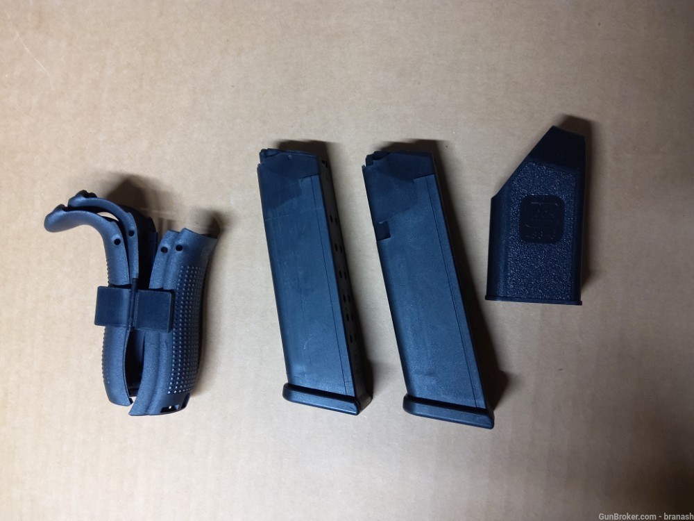 Glock Pistol Magazines 2-15rd .40S&W, Grip Inserts and Loader-img-2