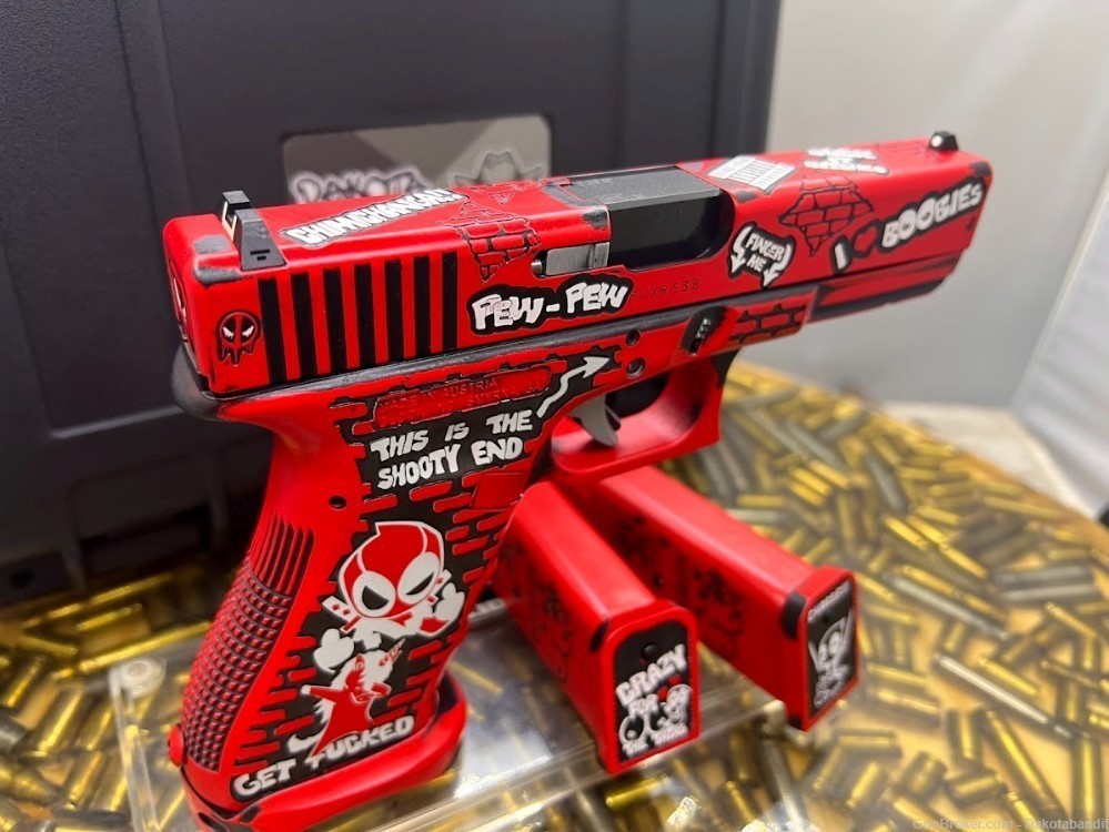  Glock 17 17rd Deadpool Battleworn Engraved and w/ Custom Case-img-1