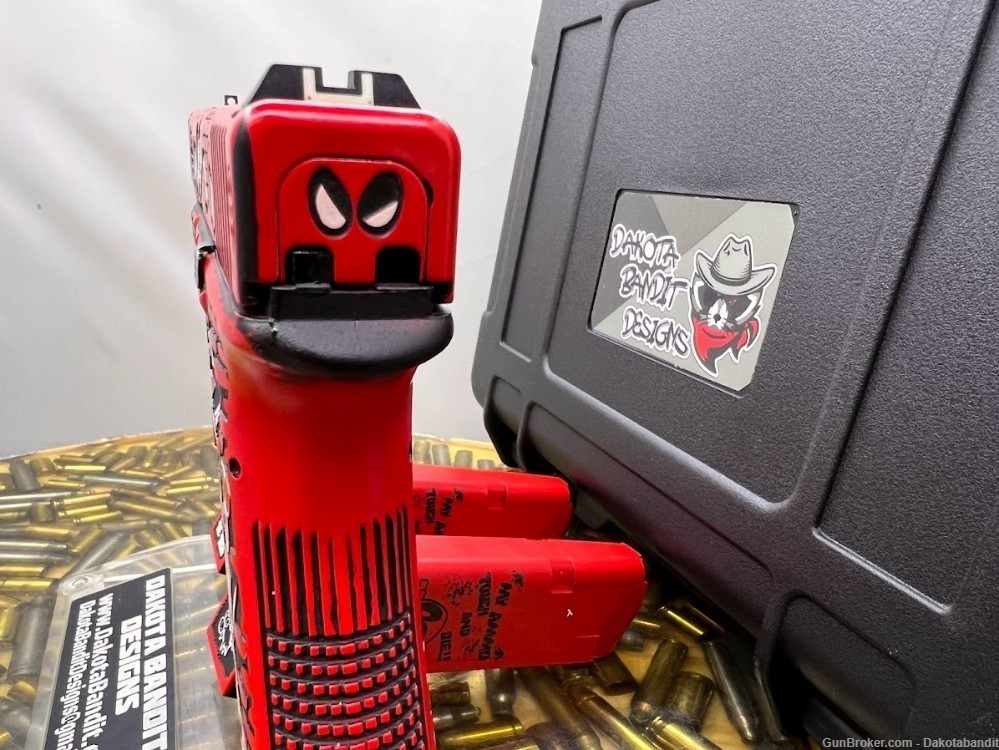  Glock 17 17rd Deadpool Battleworn Engraved and w/ Custom Case-img-4