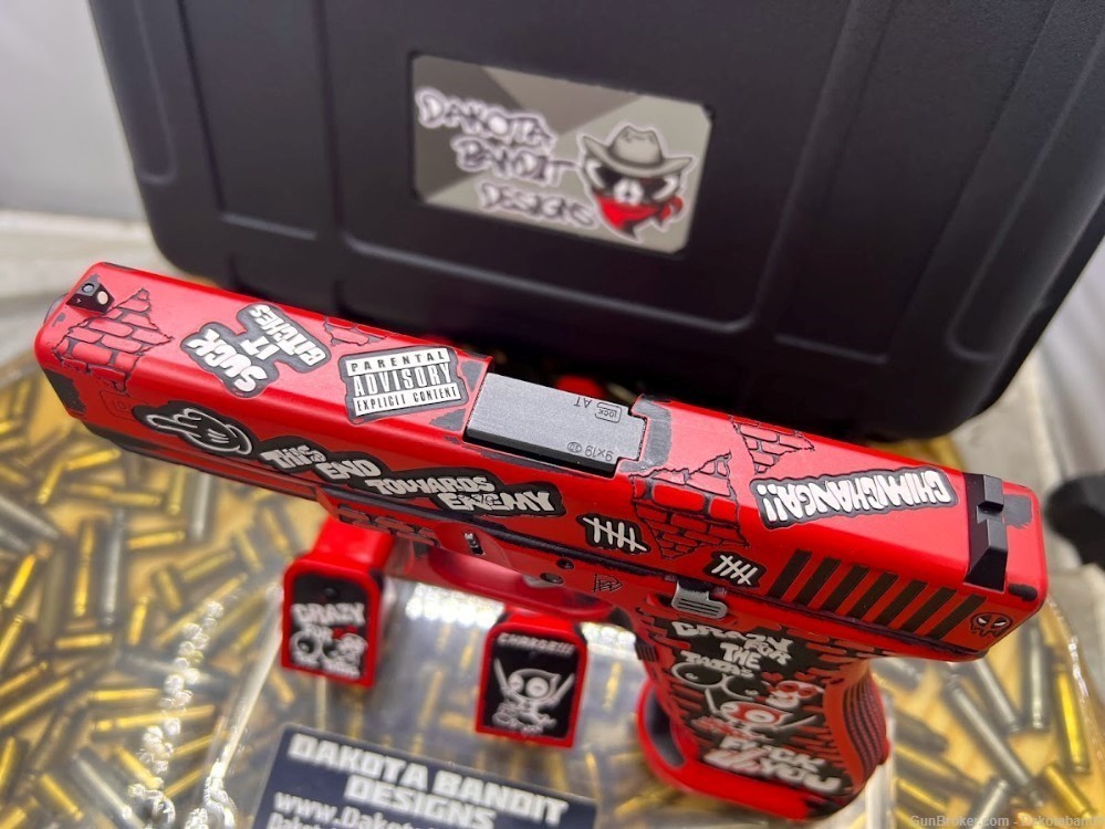  Glock 17 17rd Deadpool Battleworn Engraved and w/ Custom Case-img-3