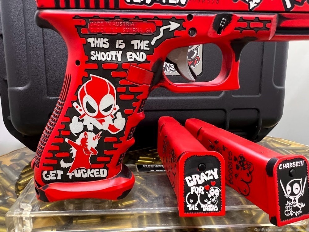  Glock 17 17rd Deadpool Battleworn Engraved and w/ Custom Case-img-9