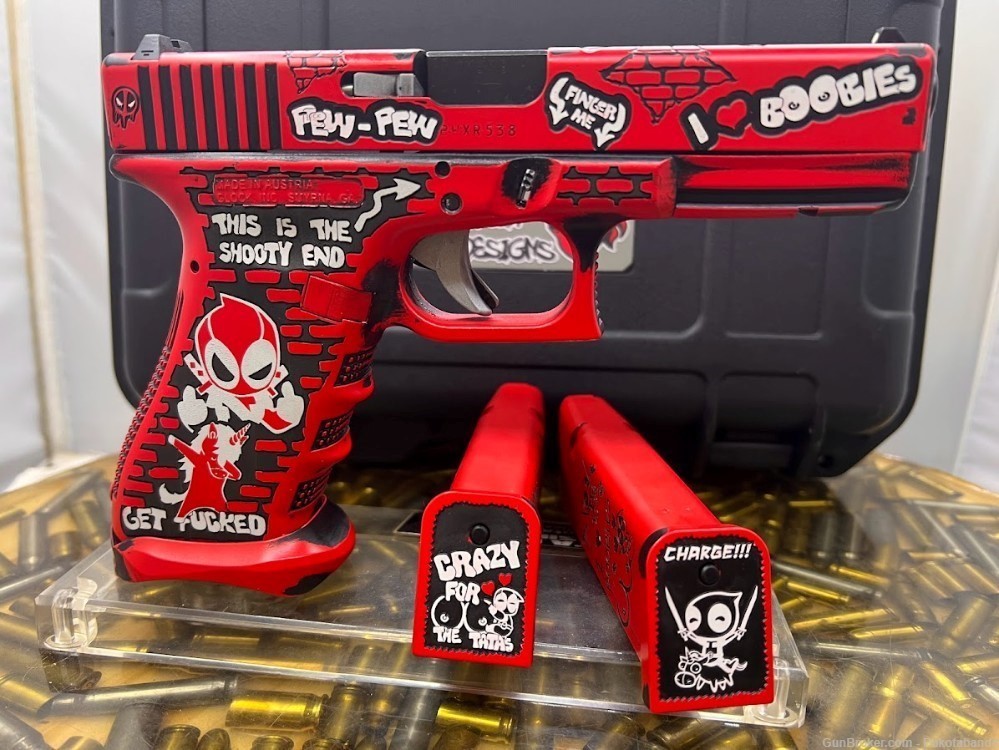  Glock 17 17rd Deadpool Battleworn Engraved and w/ Custom Case-img-7