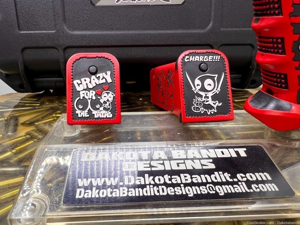  Glock 17 17rd Deadpool Battleworn Engraved and w/ Custom Case-img-13