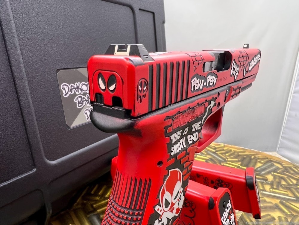  Glock 17 17rd Deadpool Battleworn Engraved and w/ Custom Case-img-10