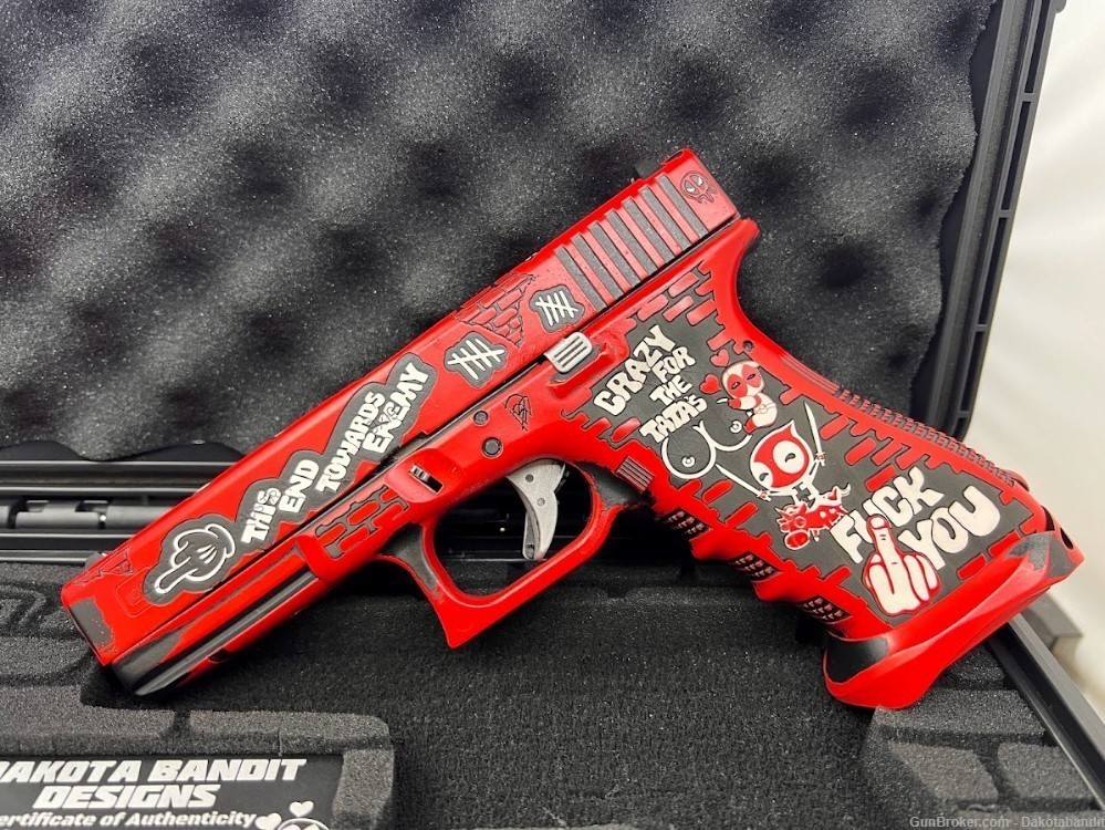  Glock 17 17rd Deadpool Battleworn Engraved and w/ Custom Case-img-8