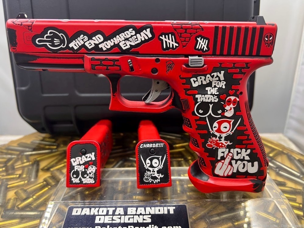  Glock 17 17rd Deadpool Battleworn Engraved and w/ Custom Case-img-2