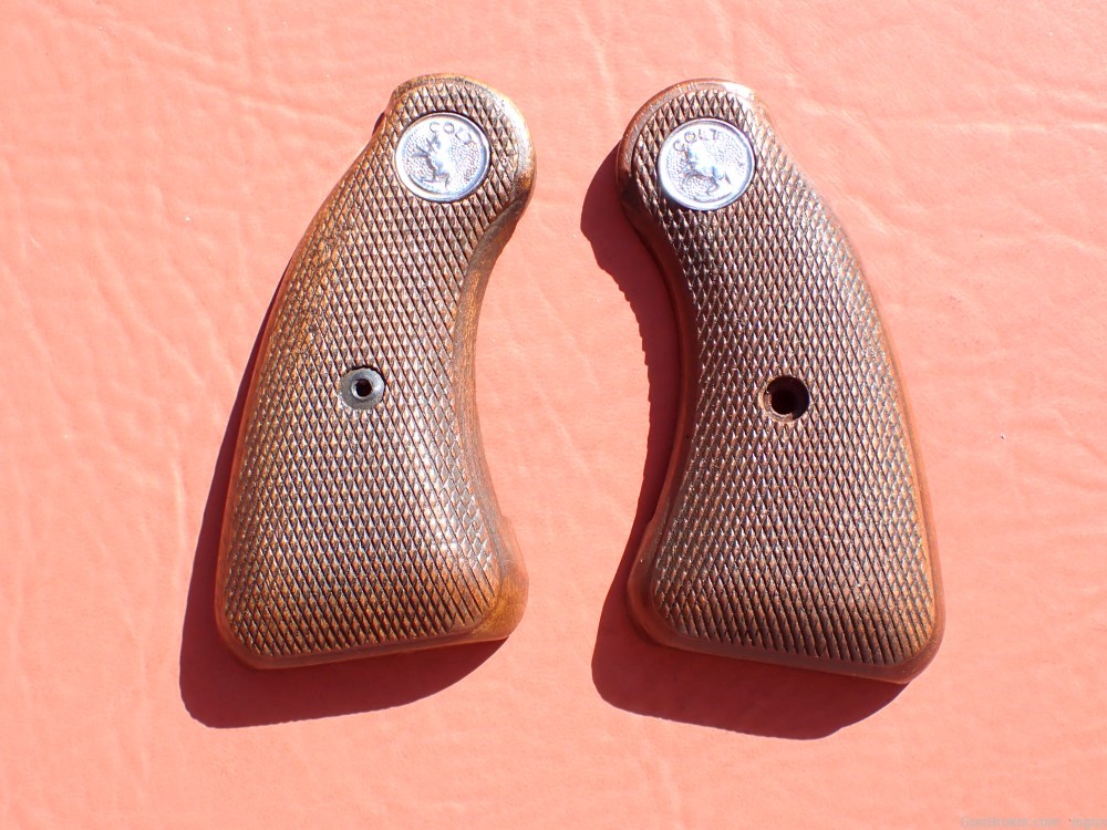 COLT DETECTIVE SPECIAL FACTORY ORIGINAL CHECKERED WOOD GRIPS-img-0