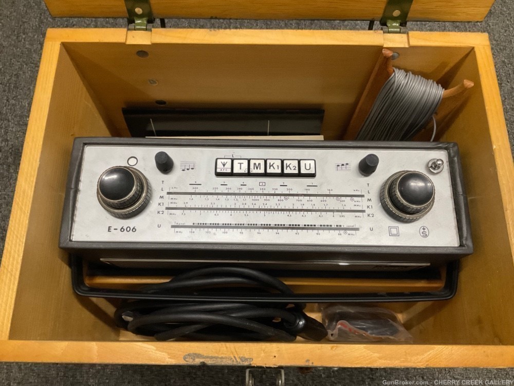 Vintage military radio VELECTRA Swiss transistor biennophone e606 army-img-3