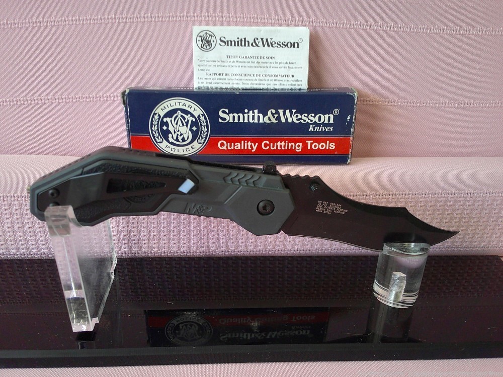 NIB SMITH & WESSON SWMP1B MILITARY & POLICE MAGIC Assisted Open Knife-img-1