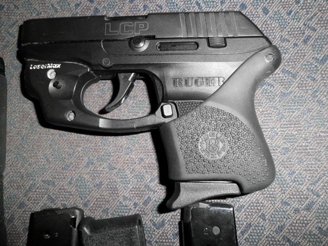 RUGER LCP 380 LASER , HOLSTER AND EXTRA CLIPS-img-1