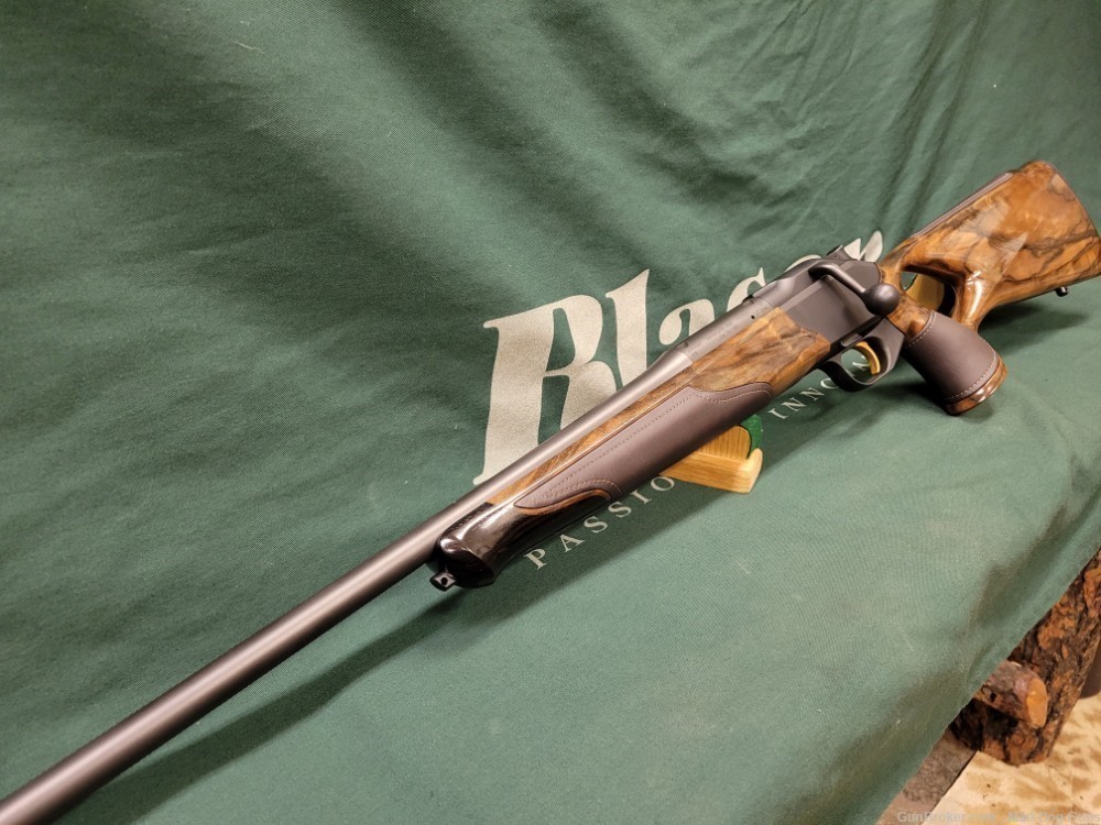 BLASER R8, L. H. ANY CALIBER, GRADE 8 WOOD WITH LEATHER INSETS-img-3