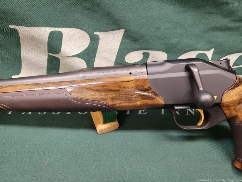 BLASER R8, L. H. ANY CALIBER, GRADE 8 WOOD WITH LEATHER INSETS-img-2