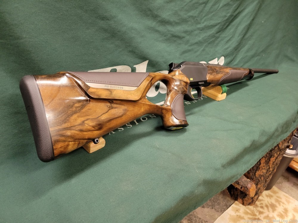 BLASER R8, L. H. ANY CALIBER, GRADE 8 WOOD WITH LEATHER INSETS-img-4